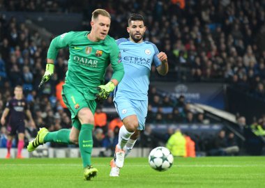 MANCHESTER, ENGLAND - NOVEMBER 1, 2016: Marc-Andre ter Stegen (L) Barcelona ve Sergio Aguero (R) Manchester City ile FC Barcelona City of Manchester Stadyumu 'nda oynanan UEFA Şampiyonlar Ligi C Grubu maçında görüntülendi. Anlaşıldı.