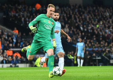 MANCHESTER, ENGLAND - NOVEMBER 1, 2016: Marc-Andre ter Stegen (L) Barcelona ve Sergio Aguero (R) Manchester City ile FC Barcelona City of Manchester Stadyumu 'nda oynanan UEFA Şampiyonlar Ligi C Grubu maçında görüntülendi. Anlaşıldı.