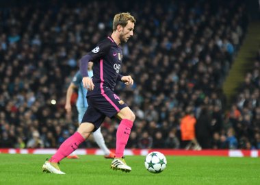 MANCHESTER, ENGLAND - NOVEMBER 1, 2016: Manchester City of Manchester Stadyumu 'nda oynanan UEFA Şampiyonlar Ligi C Grubu karşılaşması sırasında Ivan Rakitic' in görüntülenmiştir. Telif Hakkı: Cosmin Iftode / Picstaff