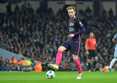 MANCHESTER, ENGLAND - NOVEMBER 1, 2016: Manchester City of Manchester Stadyumu 'nda oynanan UEFA Şampiyonlar Ligi C Grubu karşılaşması sırasında Ivan Rakitic' in görüntülenmiştir. Telif Hakkı: Cosmin Iftode / Picstaff