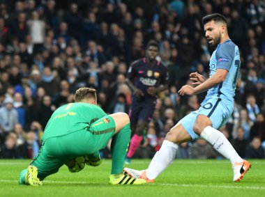 MANCHESTER, ENGLAND - NOVEMBER 1, 2016: Marc-Andre ter Stegen (L) Barcelona ve Sergio Aguero (R) Manchester City ile FC Barcelona City of Manchester Stadyumu 'nda oynanan UEFA Şampiyonlar Ligi C Grubu maçında görüntülendi. Anlaşıldı.