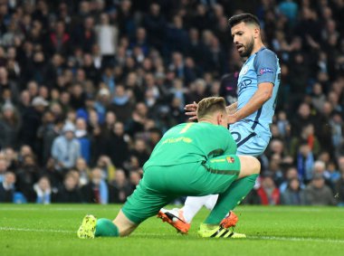 MANCHESTER, ENGLAND - NOVEMBER 1, 2016: Marc-Andre ter Stegen (L) Barcelona ve Sergio Aguero (R) Manchester City ile FC Barcelona City of Manchester Stadyumu 'nda oynanan UEFA Şampiyonlar Ligi C Grubu maçında görüntülendi. Anlaşıldı.