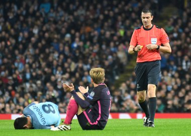 MANCHESTER, ENGLAND - NOVEMBER 1, 2016: Macar FIFA hakemi Viktor Kassai Manchester City ve FC Barcelona arasındaki UEFA Şampiyonlar Ligi C Grubu maçı sırasında Ivan Rakitic 'e sarı kartı gösteriyor. Telif Hakkı: Cosmin