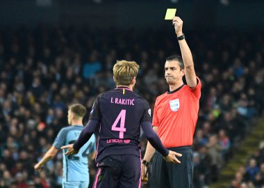 MANCHESTER, ENGLAND - NOVEMBER 1, 2016: Macar FIFA hakemi Viktor Kassai Manchester City ve FC Barcelona arasındaki UEFA Şampiyonlar Ligi C Grubu maçı sırasında Ivan Rakitic 'e sarı kartı gösteriyor. Telif Hakkı: Cosmin