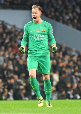 Manchester, ENGLAND - NOVEMBER 1, 2016: Manchester City ve FC Barcelona arasında oynanan UEFA Şampiyonlar Ligi C Grubu maçında takımının attığı golün ardından Barcelona 'lı Marc-Andre ter Stegen kutlama yaptı. Telif Hakkı: Çünkü