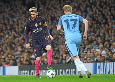MANCHESTER, ENGLAND - NOVEMBER 1, 2016: Manchester City of Manchester Stadyumu 'nda oynanan UEFA Şampiyonlar Ligi C Grubu maçında Lionel Messi (L) eylem halindedir. Telif Hakkı: Cosmin Iftode / Picstaff