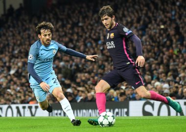 MANCHESTER, ENGLAND - NOVEMBER 1, 2016: City 'den David Silva (L) ve Barselona' dan Sergi Roberto (R) Manchester City ile Manchester City 'deki FC Barcelona arasında oynanan UEFA Şampiyonlar Ligi C Grubu maçı sırasında görüntülenmiştir. Telif Hakkı: Çünkü