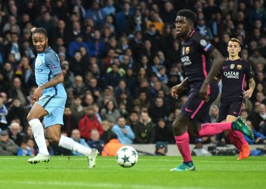 MANCHESTER, ENGLAND - NOVEMBER 1, 2016: Manchester City of Manchester Stadyumu 'nda oynanan UEFA Şampiyonlar Ligi C Grubu maçında Raheem Sterling (L) aksiyon halinde resmedildi. Telif Hakkı: Cosmin Iftode / Picstaff