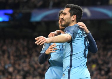 Manchester City ve FC Barcelona arasında oynanan UEFA Şampiyonlar Ligi C Grubu maçında atılan golün ardından David Silva (arkada) ve Ilkay Gundogan (önde) kutlama yaptılar. Telif Hakkı