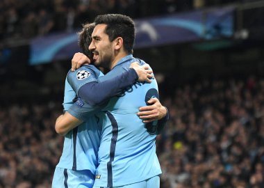 MANCHESTER, ENGLAND - NOVEMBER 1, 2016: Manchester City of Manchester Stadyumu 'nda oynanan UEFA Şampiyonlar Ligi C Grubu maçında attığı golden dolayı David Silva (L) Ilkay Gundogan' ı tebrik ediyor. Telif Hakkı: Cosmi