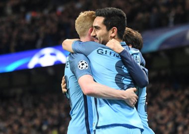 MANCHESTER, ENGLAND - NOVEMBER 1, 2016: Manchester City of Manchester Stadyumu 'nda oynanan UEFA Şampiyonlar Ligi C Grubu maçında gol attıktan sonra kentten Kevin De Bruyne (L) Ilkay Gundogan' a sarıldı. Telif Hakkı: Cosmin Ift