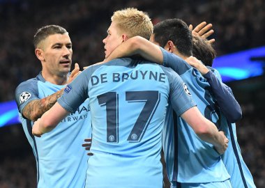 MANCHESTER, ENGLAND - NOVEMBER 1, 2016: Aleksanda Kolarov (L), Kevin De Bruyne (C) ve Ilkay Gundogan (R) Manchester City ile FC Barcelona City arasında oynanan UEFA Şampiyonlar Ligi C Grubu maçında atılan golün ardından kutlama yapıyorlar.