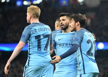 MANCHESTER, ENGLAND - NOVEMBER 1, 2016: Şehirden David Silva (R), Manchester City 'de oynanan UEFA Şampiyonlar Ligi C Grubu maçı sırasında Ilkay Gundogan' ın (resimde olmayan) attığı gol sonrasında takım arkadaşlarıyla kutlama yapıyor.