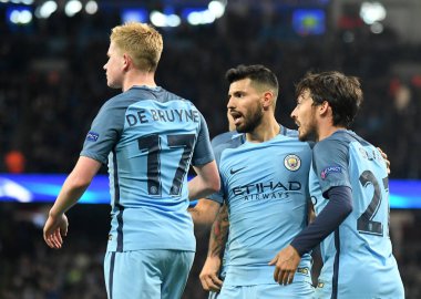MANCHESTER, ENGLAND - NOVEMBER 1, 2016: Şehirden David Silva (R), Manchester City 'de oynanan UEFA Şampiyonlar Ligi C Grubu maçı sırasında Ilkay Gundogan' ın (resimde olmayan) attığı gol sonrasında takım arkadaşlarıyla kutlama yapıyor.