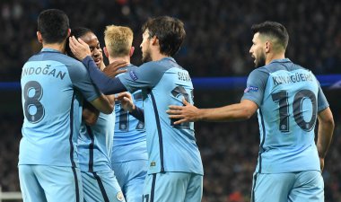 Manchester, ENGLAND - NOVEMBER 1, 2016: Manchester City ve FC Barcelona arasında oynanan UEFA Şampiyonlar Ligi C Grubu maçında Ilkay Gundogan 'ın attığı golün ardından şehir oyuncuları kutlama yapıyorlar. Telif Hakkı:
