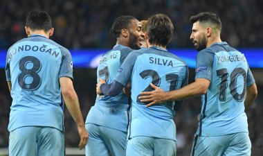 Manchester, ENGLAND - NOVEMBER 1, 2016: Manchester City ve FC Barcelona arasında oynanan UEFA Şampiyonlar Ligi C Grubu maçında Ilkay Gundogan 'ın attığı golün ardından şehir oyuncuları kutlama yapıyorlar. Telif Hakkı: