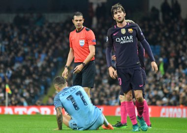 MANCHESTER, ENGLAND - 1 Kasım 2016: Macar FIFA hakemi Viktor Kassai Manchester City ve FC Barcelona arasında oynanan UEFA Şampiyonlar Ligi C Grubu maçı sırasında Manchester Stadyumu 'nda görüntülendi. Telif Hakkı: Cosmin Iftode / Picstaff