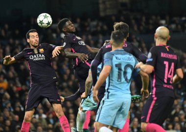 MANCHESTER, ENGLAND - NOVEMBER 1, 2016: Barcelona 'dan Sergio Busquets (L) ve Samuel Umtiti (R) Manchester City ve FC Barcelona arasında oynanan UEFA Şampiyonlar Ligi C Grubu karşılaşmasında görüntülenmiştir. Telif Hakkı: Cosmin 