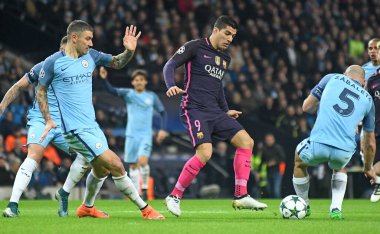 MANCHESTER, ENGLAND - NOVEMBER 1, 2016: Kentten Aleksandar Kolarov (L) ve Barcelona 'dan Luis Suarez (R) Manchester City ile Manchester City Stadyumu' nda oynanan UEFA Şampiyonlar Ligi C Grubu maçında görüntülendi. Telif Hakkı