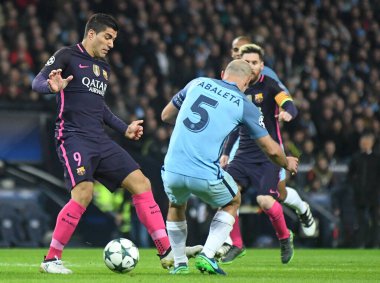 MANCHESTER, ENGLAND - NOVEMBER 1, 2016: Barcelona 'dan Luis Suarez (L) Manchester City ve FC Barcelona arasında oynanan UEFA Şampiyonlar Ligi C Grubu maçı sırasında Manchester Stadyumu' nda görüntülendi. Telif Hakkı: Cosmin Iftode / Picstaff