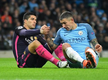 MANCHESTER, ENGLAND - NOVEMBER 1, 2016: Barcelona 'dan Luis Suarez (L) ve City' den Aleksandar Kolarov (R) Manchester City ile Manchester City Stadyumu 'nda oynanan UEFA Şampiyonlar Ligi C Grubu maçı sırasında çekildi. Telif Hakkı: Cosmin I