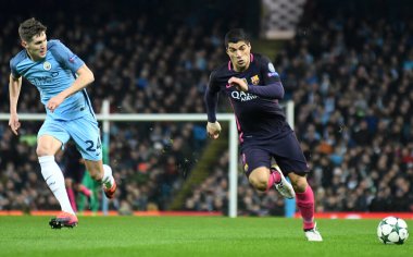 MANCHESTER, ENGLAND - NOVEMBER 1, 2016: City 'den John Stones (L) ve Barcelona' dan Luis Suarez (R) Manchester City ile Manchester City 'deki FC Barcelona arasında oynanan UEFA Şampiyonlar Ligi C Grubu maçında görüntülendi. Telif Hakkı: Cosmi