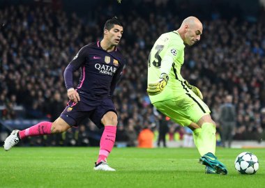 MANCHESTER, ENGLAND - NOVEMBER 1, 2016: Luis Suarez (L) Barcelona ve Willi Caballero (R) Manchester City ile FC Barcelona City of Manchester Stadyumu 'nda oynanan UEFA Şampiyonlar Ligi C Grubu maçında görüntülendi. Telif Hakkı: C