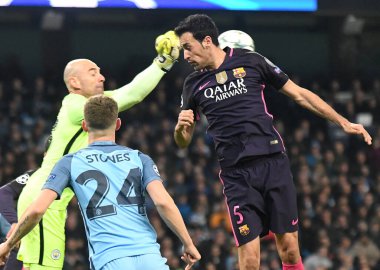 MANCHESTER, ENGLAND - NOVEMBER 1, 2016: Willy Caballero (L) of City ve Sergio Busquets (R) Manchester City ile FC Barcelona City of Manchester Stadyumu 'nda oynanan UEFA Şampiyonlar Ligi C Grubu maçı sırasında resmedildi. Telif Hakkı