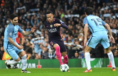 Manchester City ve FC Barcelona arasında oynanan UEFA Şampiyonlar Ligi C Grubu maçında Barselona 'dan Ilkay Gundogan (L) ve Barselona' dan Neymar Jr. (R) resmedilmiştir. Telif Hakkı: Çünkü