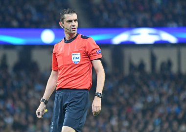 MANCHESTER, ENGLAND - 1 Kasım 2016: FIFA Macar hakemi Viktor Kassai Manchester City ile FC Barcelona arasında oynanan UEFA Şampiyonlar Ligi C Grubu maçı sırasında Manchester Stadyumu 'nda görüntülendi. Telif Hakkı: Cosmin Iftode / Picstaff