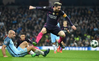 MANCHESTER, ENGLAND - NOVEMBER 1, 2016: Kentten Pablo Zabaleta (L) ve Barselona 'dan Lionel Messi (R) Manchester City ile Manchester City Stadyumu' nda oynanan UEFA Şampiyonlar Ligi C Grubu maçında görüntülendi. Telif Hakkı: C