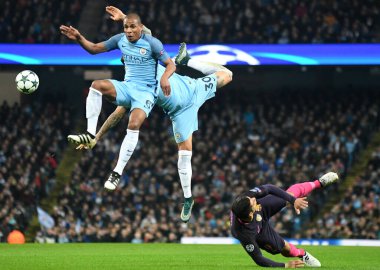 MANCHESTER, ENGLAND - NOVEMBER 1, 2016: Fernando (L), City 'den Nicolas Otamendi (R) ve Barcelona' dan Luis Suarez (aşağı) Manchester City ile Manchester City 'deki FC Barcelona Şampiyonlar Ligi C Grubu arasında oynanan UEFA Şampiyonlar Ligi maçında görüntülendi.