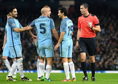 MANCHESTER, ENGLAND - NOVEMBER 1, 2016: Macar FIFA hakemi Viktor Kassai (R) Manchester City ve FC Barcelona arasında oynanan UEFA Şampiyonlar Ligi C Grubu maçında çekildi. Telif Hakkı: Cosmin Iftode / Picstaff