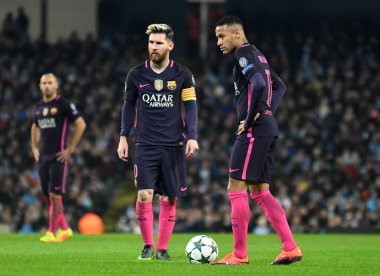 Manchester City ve FC Barcelona arasında oynanan UEFA Şampiyonlar Ligi C Grubu maçı sırasında Barcelona 'dan Lionel Messi (L) ve Neymar Jr. (R) tarafından resmedildi. Telif Hakkı: Cosmin Iftode / Picstaff