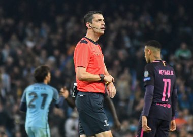 MANCHESTER, ENGLAND - 1 Kasım 2016: Macar FIFA hakemi Viktor Kassai Manchester City ve FC Barcelona arasında oynanan UEFA Şampiyonlar Ligi C Grubu maçı sırasında Manchester Stadyumu 'nda görüntülendi. Telif Hakkı: Cosmin Iftode / Picstaff