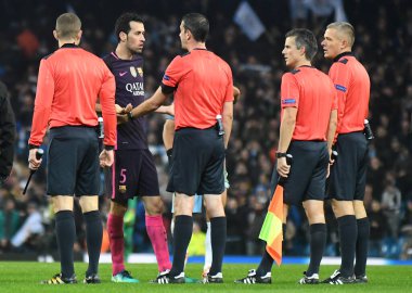 MANCHESTER, ENGLAND - NOVEMBER 1, 2016: Barcelona 'dan Sergio Busquets Manchester City ve FC Barcelona arasında oynanan UEFA Şampiyonlar Ligi C Grubu maçından sonra çekildi. Telif Hakkı: Cosmin Iftode / Picstaff