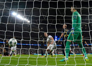 Wembley Stadyumu 'nda Tottenham Şampiyonlar Ligi E Grubu maçında Tottenham Hotspur ve AS Monaco arasında atılan gol sonrasında topu Tottenham' lı Harry Kane (L) aldı. Telif Hakkı: Cosmin Iftode / Picstaff