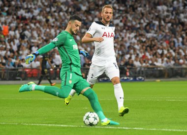 MANCHESTER, İngiltere - 14 Eylül 2016: Tottenham 'dan Harry Kane (R) Tottenham Stadyumu' ndaki Tottenham Hotspur ve AS Monaco arasında oynanan UEFA Şampiyonlar Ligi E Grubu maçında görüntülendi. Telif Hakkı: Cosmin Iftode / Picstaff