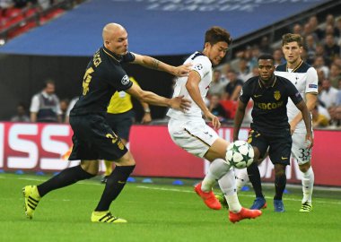 MANCHESTER, ENGLAND - SEPTEMBER 14, 2016: Monaco 'dan Andrea Raggi (L) ve Tottenham' dan Heung-Min Son (R) Tottenham Hotspur ve AS Monaco arasında oynanan UEFA Şampiyonlar Ligi E Grubu maçı sırasında resmedildi. Telif Hakkı: Cosmin Ift