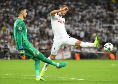 MANCHESTER, ENGLAND - SEPTEMBER 14, 2016: Monaco 'dan Danijel Subasic (L) ve Tottenham' dan Harry Kane (R) Tottenham Hotspur ile Wembley Stadyumu 'ndaki AS Monaco arasında oynanan UEFA Şampiyonlar Ligi E Grubu maçında resmedildi. Telif Hakkı: Cosmin Ift