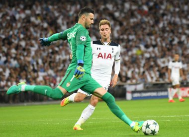 MANCHESTER, ENGLAND - 14 Eylül 2016: Tottenham 'dan Christian Eriksen (arkada) Tottenham Stadyumu' nda Tottenham Hotspur ve AS Monaco arasında oynanan UEFA Şampiyonlar Ligi E Grubu maçında resmedildi. Telif Hakkı: Cosmin Iftode / Picstaff