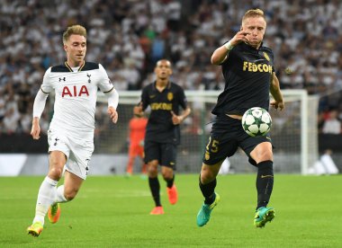 MANCHESTER, ENGLAND - SEPTEMBER 14, 2016: Tottenham 'dan Christian Eriksen (L) ve Monako' dan Kamil Glik (R) Tottenham Hotspur ve AS Monaco arasında oynanan UEFA Şampiyonlar Ligi E Grubu maçı sırasında resmedildi. Telif Hakkı: Cosmin I