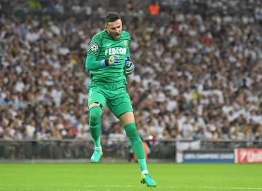 MANCHESTER, ENGLAND - SEPTEMBER 14, 2016: Monaco kalecisi Danijel Subasic, Wembley Stadyumu 'nda Tottenham Hotspur ve AS Monaco arasında oynanan UEFA Şampiyonlar Ligi E Grubu maçında takımının attığı golü kutluyor. Telif Hakkı: Cosmin Iftode /