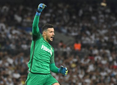 MANCHESTER, ENGLAND - SEPTEMBER 14, 2016: Monaco kalecisi Danijel Subasic, Wembley Stadyumu 'nda Tottenham Hotspur ve AS Monaco arasında oynanan UEFA Şampiyonlar Ligi E Grubu maçında takımının attığı golü kutluyor. Telif Hakkı: Cosmin Iftode /
