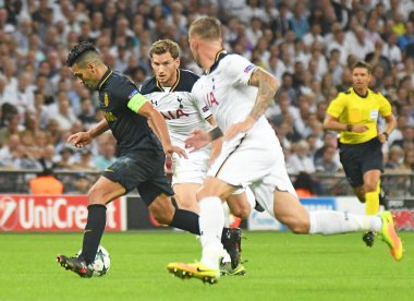 MANCHESTER, ENGLAND - 14 Eylül 2016: Monaco 'dan Radamel Falcao (L) Tottenham Hotspur ile Wembley Stadyumu' ndaki AS Monaco arasında oynanan UEFA Şampiyonlar Ligi E Grubu maçında görüntülendi. Telif Hakkı: Cosmin Iftode / Picstaff