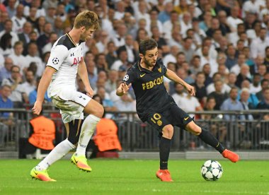 MANCHESTER, ENGLAND - 14 Eylül 2016: Monako 'dan Bernardo Silva (R) ve Tottenham' dan Eric Dier (L) Tottenham 'da Tottenham Hotspur ile AS Monaco arasında oynanan UEFA Şampiyonlar Ligi E Grubu maçında resmedildi. Telif Hakkı: Cosmin Iftod