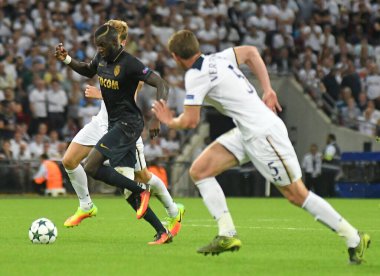 MANCHESTER, ENGLAND - 14 Eylül 2016: Monako 'lu Tiemoue Bakayoko (L) Tottenham Hotspur ile Wembley Stadyumu' ndaki AS Monaco arasında oynanan UEFA Şampiyonlar Ligi E Grubu maçında resmedildi. Telif Hakkı: Cosmin Iftode / Picstaff