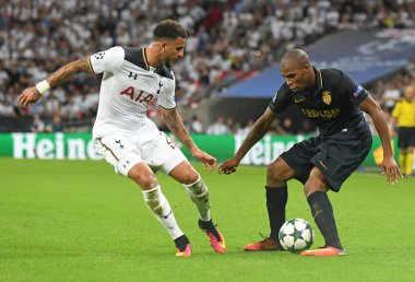 MANCHESTER, ENGLAND - SEPTEMBER 14, 2016: Tottenham 'dan Kyle Walker (L) ve Monako' dan Djibril Sidibe (R) Tottenham Hotspur ile Wembley Stadyumu 'ndaki AS Monaco arasında oynanan UEFA Şampiyonlar Ligi E Grubu maçında resmedildi. Telif Hakkı: Cosmin Ift