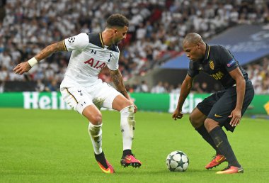 MANCHESTER, ENGLAND - SEPTEMBER 14, 2016: Tottenham 'dan Kyle Walker (L) ve Monako' dan Djibril Sidibe (R) Tottenham Hotspur ile Wembley Stadyumu 'ndaki AS Monaco arasında oynanan UEFA Şampiyonlar Ligi E Grubu maçında resmedildi. Telif Hakkı: Cosmin Ift