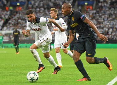 MANCHESTER, ENGLAND - SEPTEMBER 14, 2016: Tottenham 'dan Kyle Walker (L) ve Monako' dan Djibril Sidibe (R) Tottenham Hotspur ile Wembley Stadyumu 'ndaki AS Monaco arasında oynanan UEFA Şampiyonlar Ligi E Grubu maçında resmedildi. Telif Hakkı: Cosmin Ift